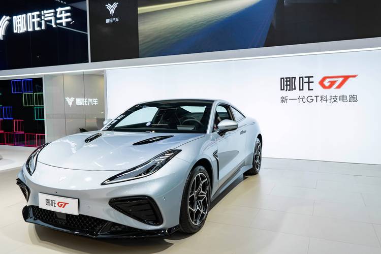 深圳143哪吒汽车在智能汽车领域的表现，领途汽车在新能源汽车市场中的影响力